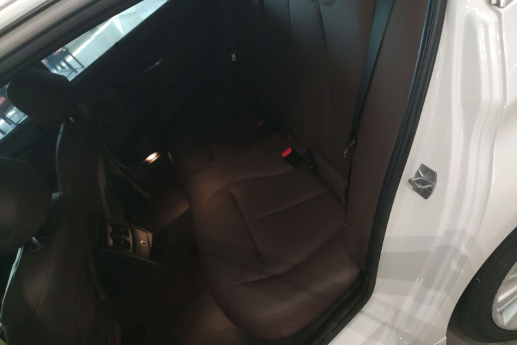 BMW 3 Series 2018 صورة سيارة #13