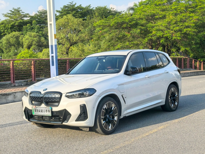BMW iX3 2023 صورة سيارة 