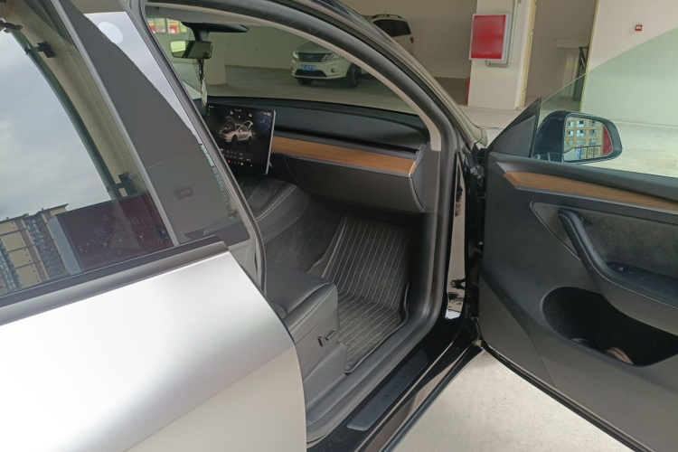 Tesla Model Y 2022 car image #27