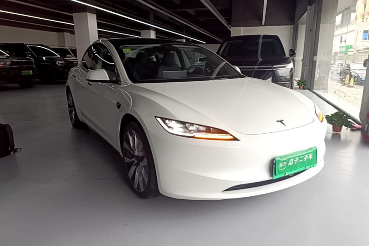 Tesla Model 3 2026 car image #4