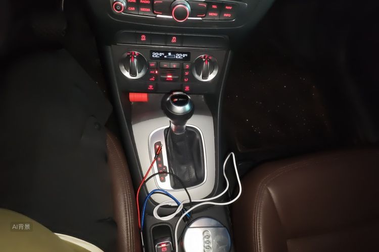 Audi Q3 2015 car image #16