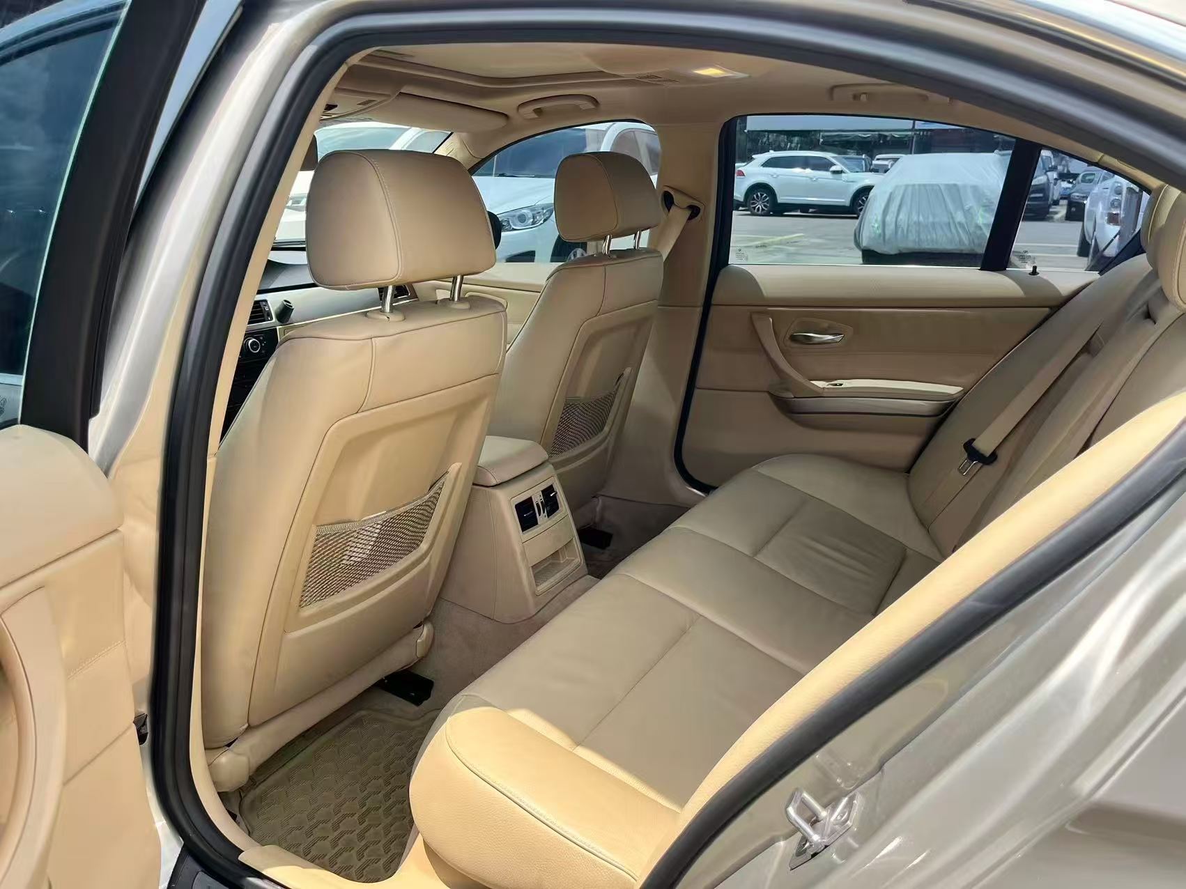 BMW 3 Series 2011 car image #8