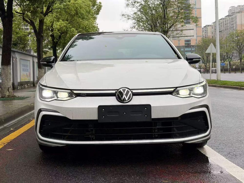 Volkswagen Golf 2023 car image #2