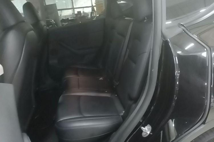 Tesla Model Y 2023 car image #17