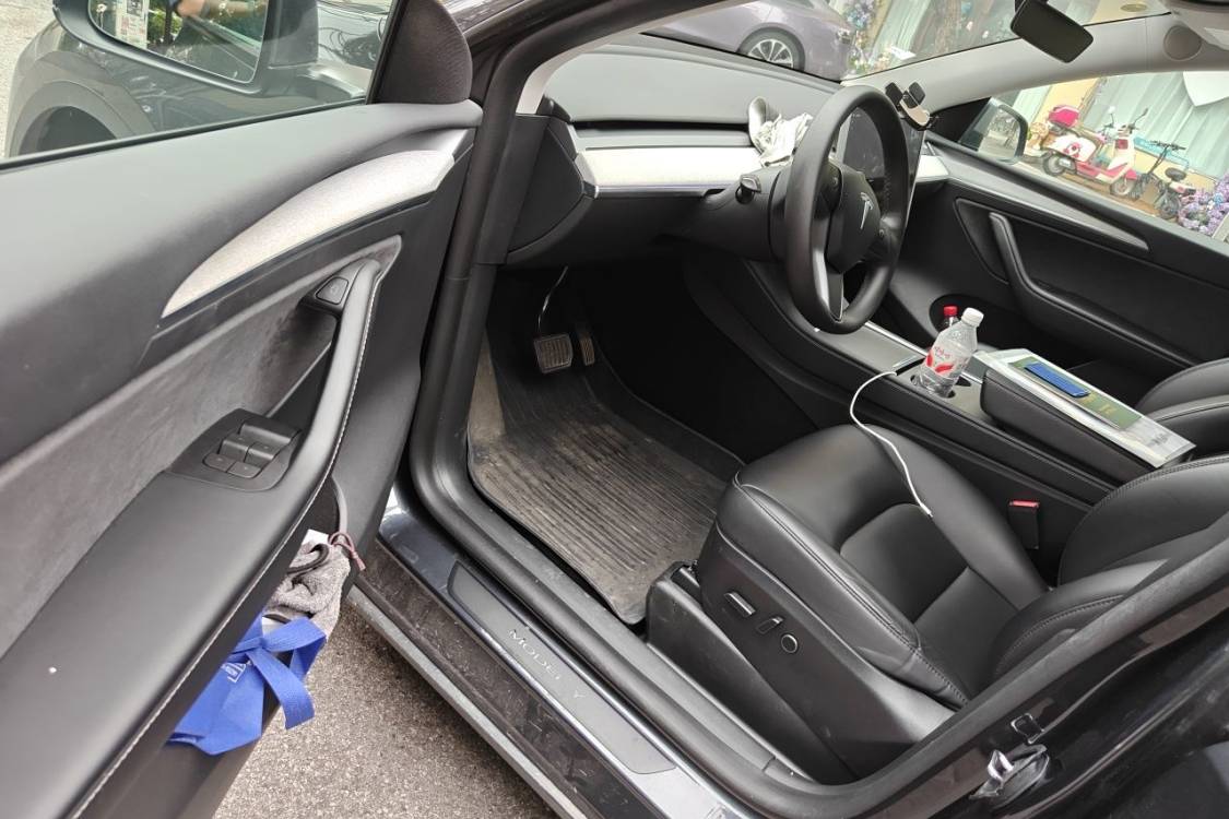 Tesla Model Y 2024 car image #23