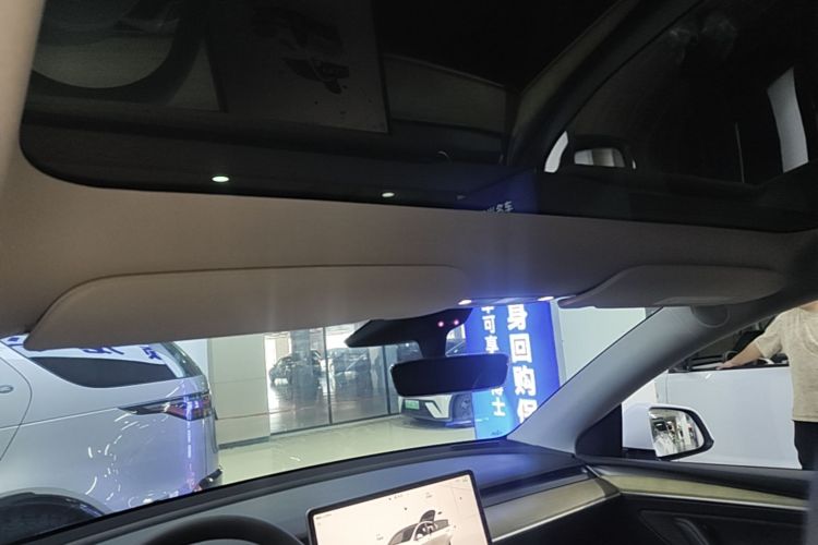 Tesla Model Y 2023 car image #20