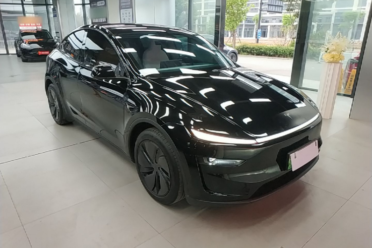 Tesla Model Y 2025 #4 Tesla Model Y 2025 car image #4