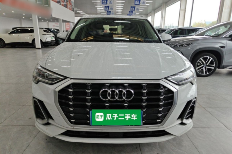 Audi Q3 2022 car image #3