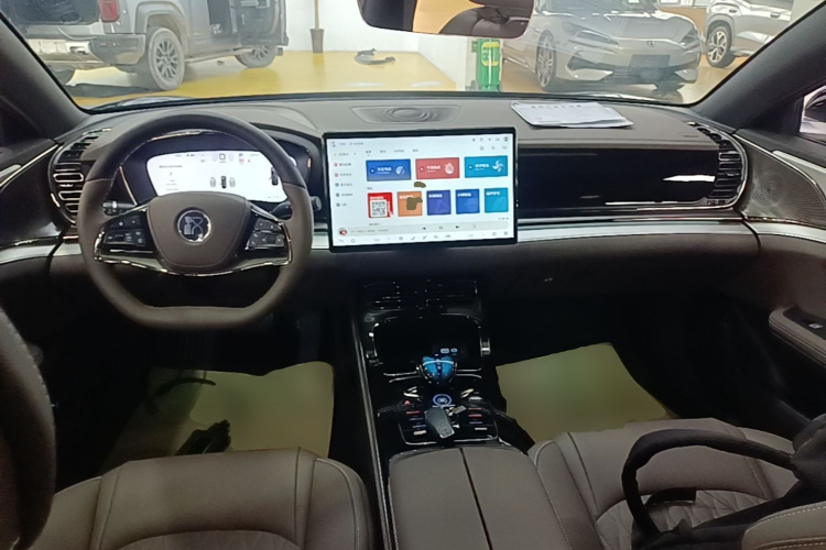 BYD Han 2025 car image #10