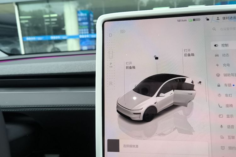 Tesla Model Y 2025 #14 Tesla Model Y 2025 car image #14