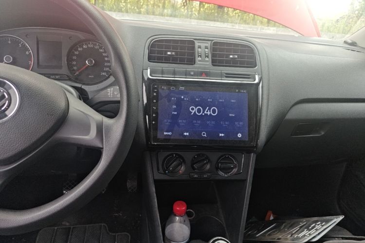 Volkswagen Polo 2015 car image #13