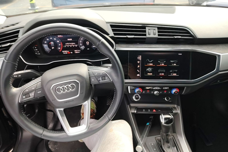 Audi Q3 2020 car image #11