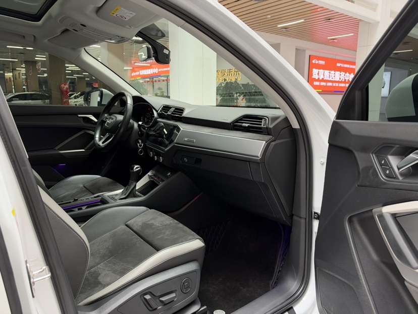 Audi Q3 2023 car image #18