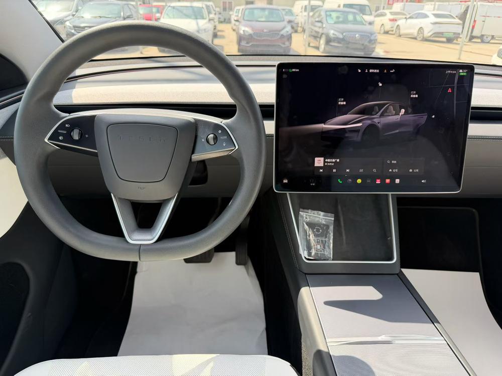Tesla Model Y 2025 #7 Tesla Model Y 2025 car image #7