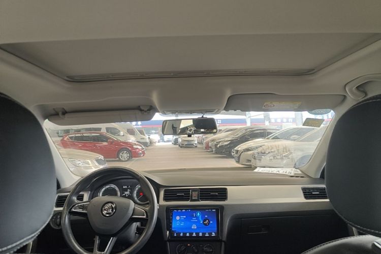 Skoda Rapid 2018 car image #20