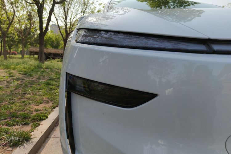 Tesla Model Y 2025 car image #8