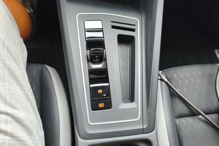 Volkswagen Golf 2025 car image #18