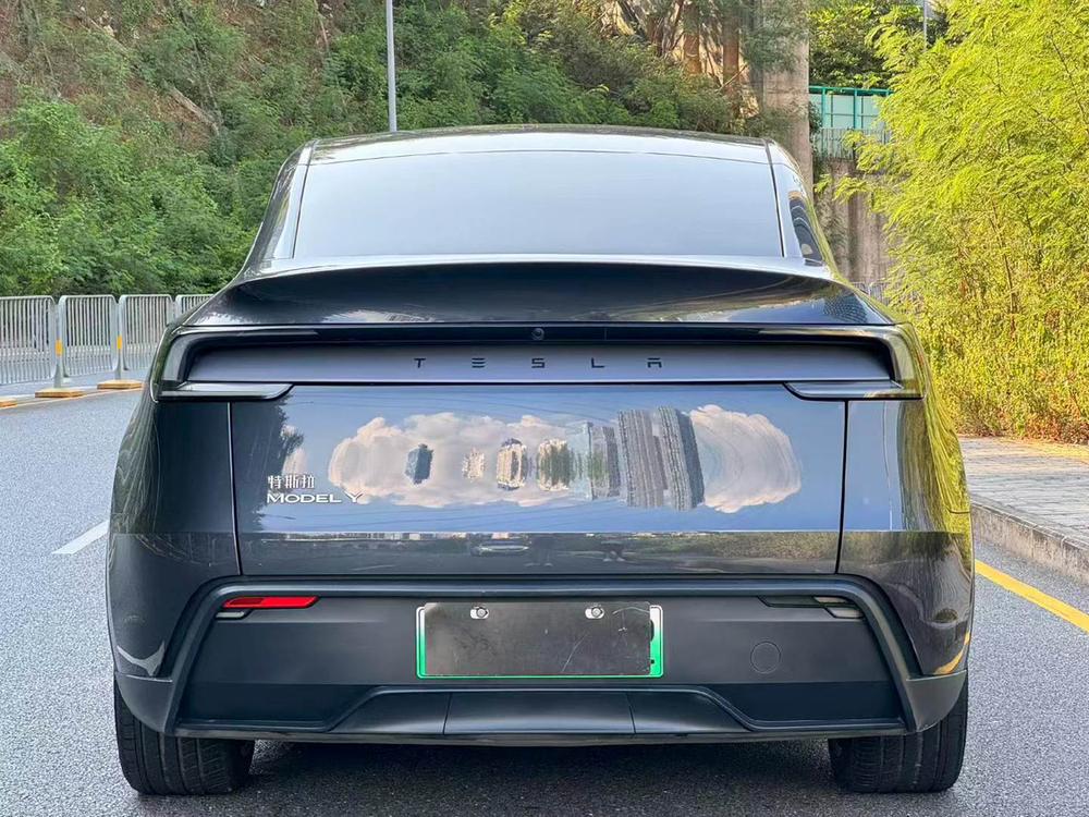 Tesla Model Y 2025 car image #5