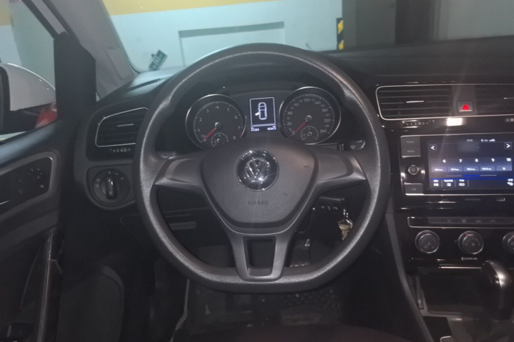 Volkswagen Golf 2019 car image #15