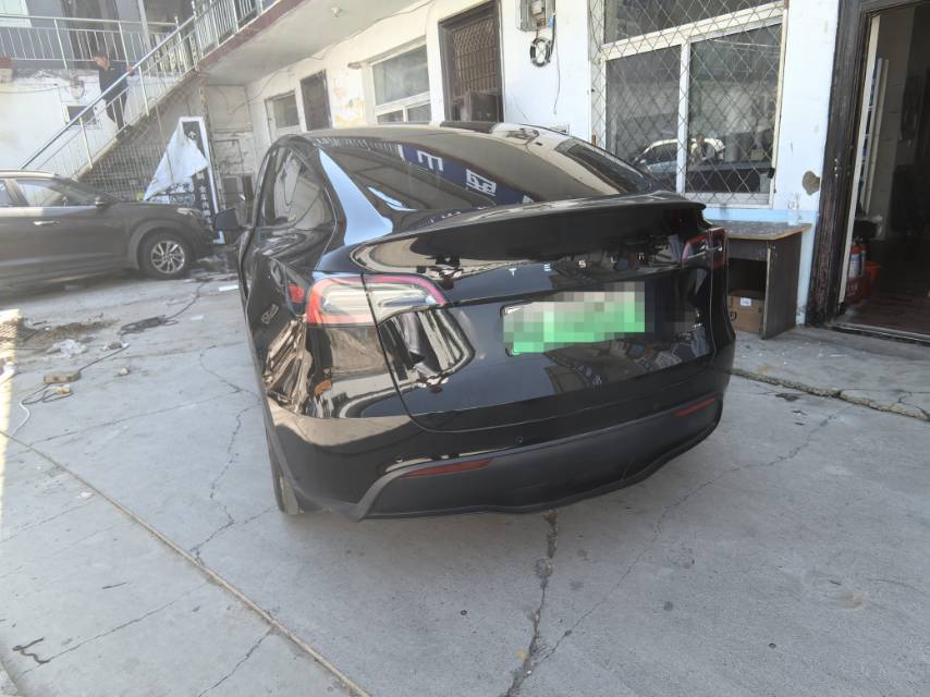 Tesla Model Y 2023 #4 Tesla Model Y 2023 car image #4
