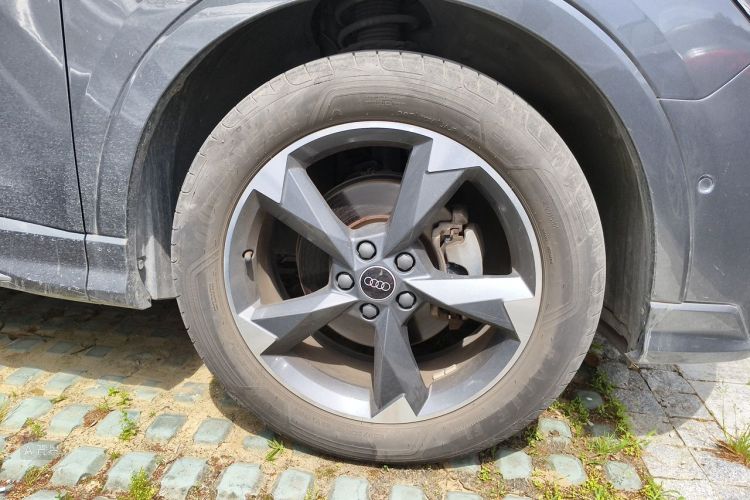 Audi Q3 2021 car image #9