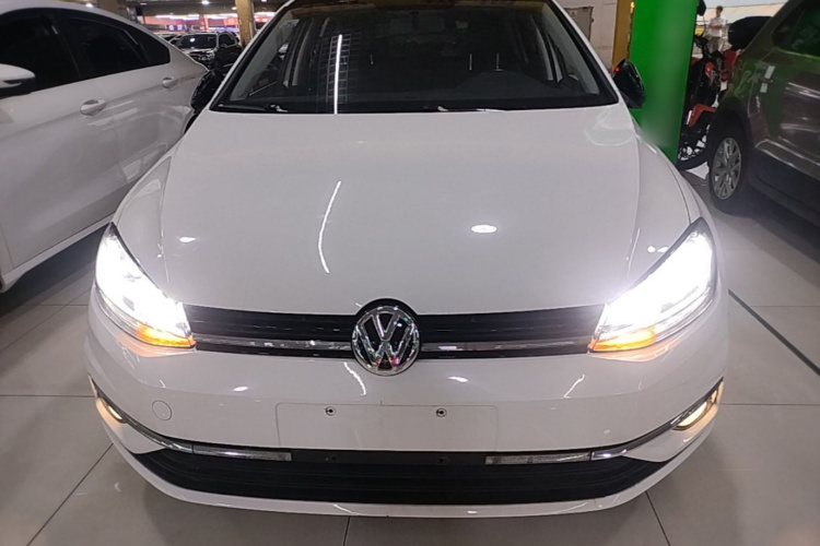 Volkswagen Golf 2018 car image #3