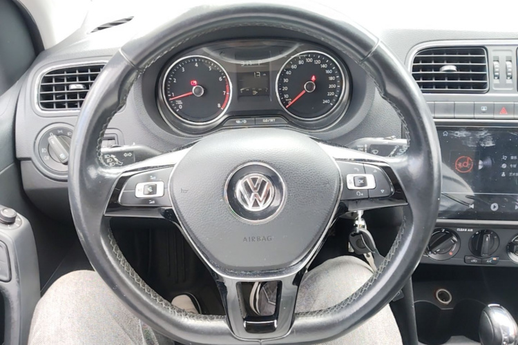 Volkswagen Polo 2016 car image #12