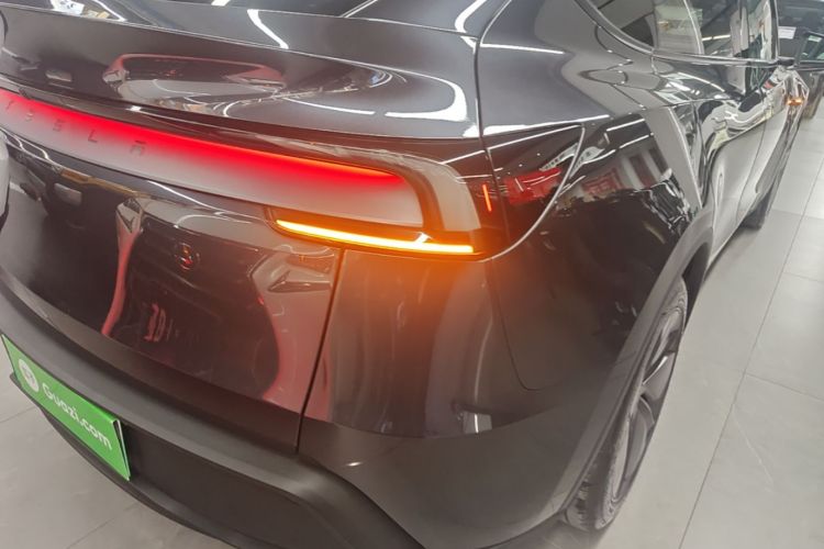 Tesla Model Y 2025 car image #8