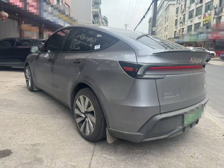 Tesla Model Y 2025 #4 Tesla Model Y 2025 car image #4