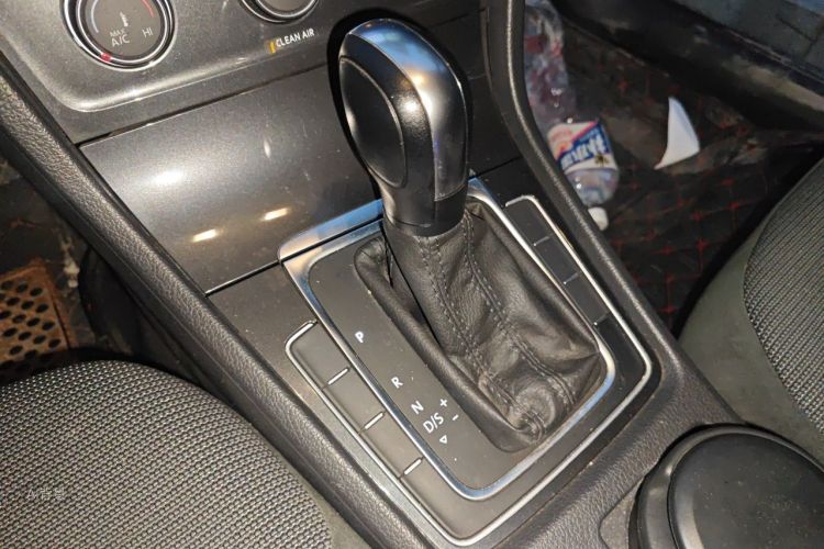 Volkswagen Golf 2019 car image #16