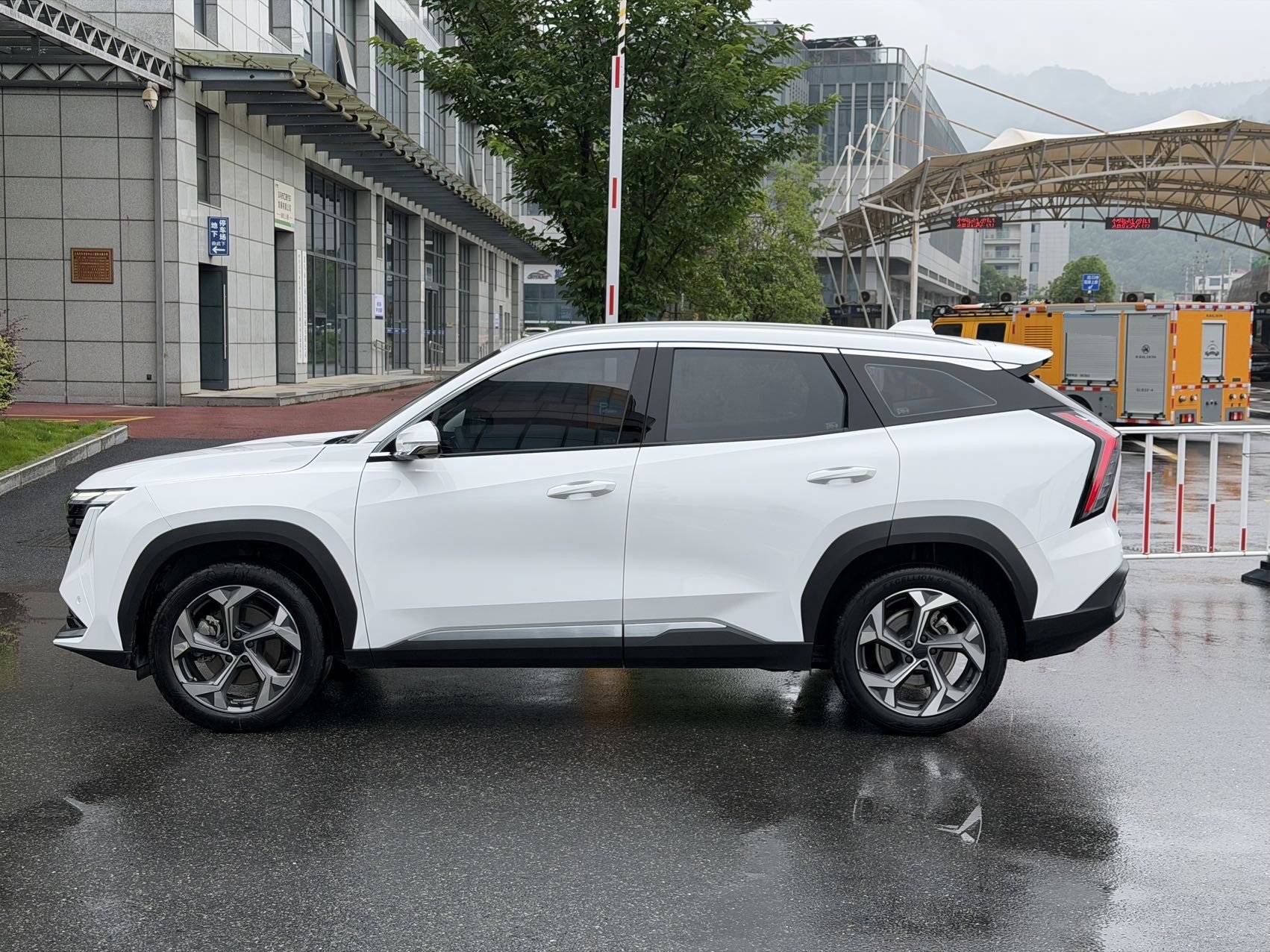 GEELY Boyue L 2023 car image #10