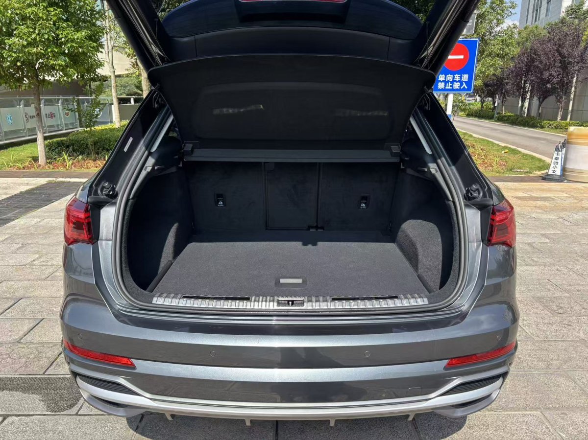 Audi Q3 2019 car image #11