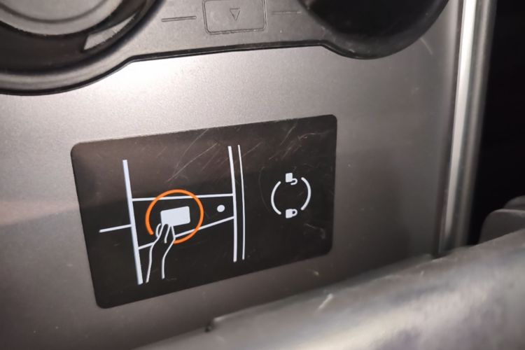 Tesla Model Y 2023 car image #9