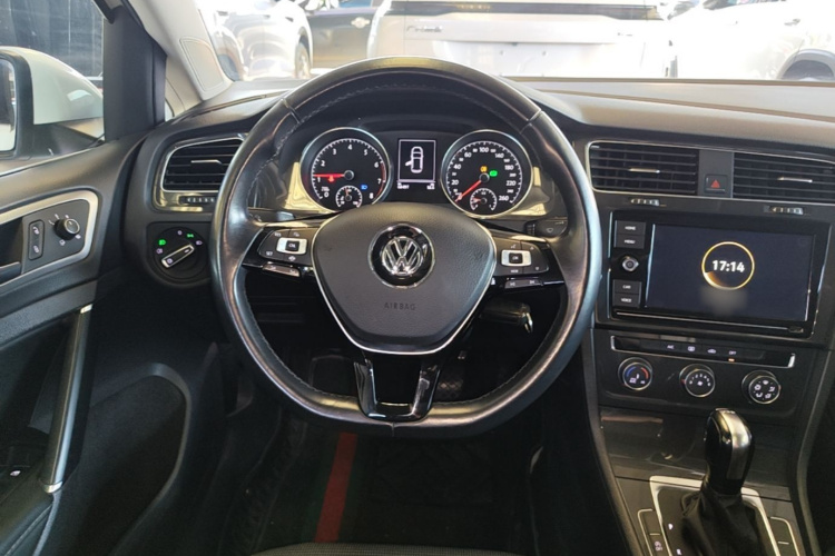 Volkswagen Golf 2019 car image #11