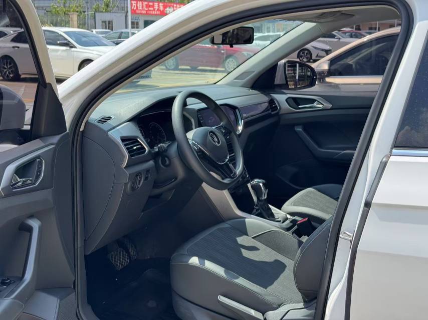 Volkswagen T-Cross 2021 car image #2