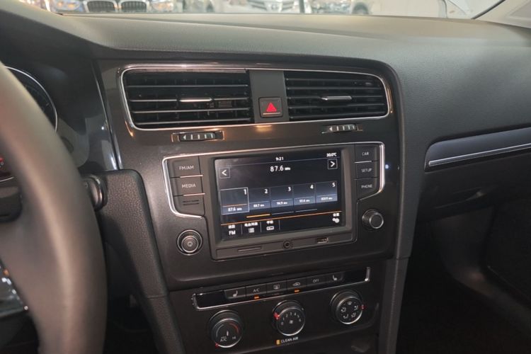 Volkswagen Golf 2017 car image #13