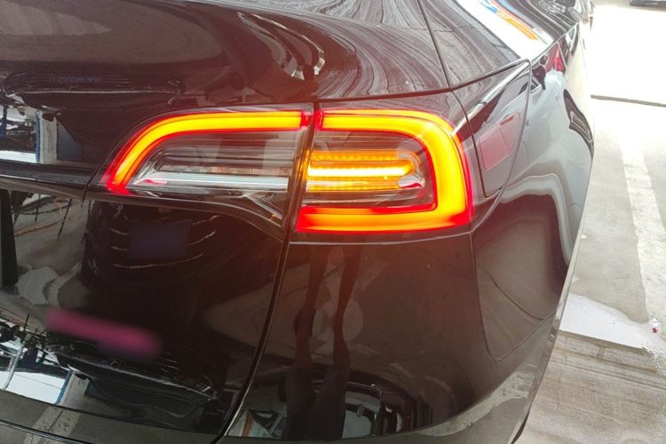 Tesla Model Y 2023 car image #8