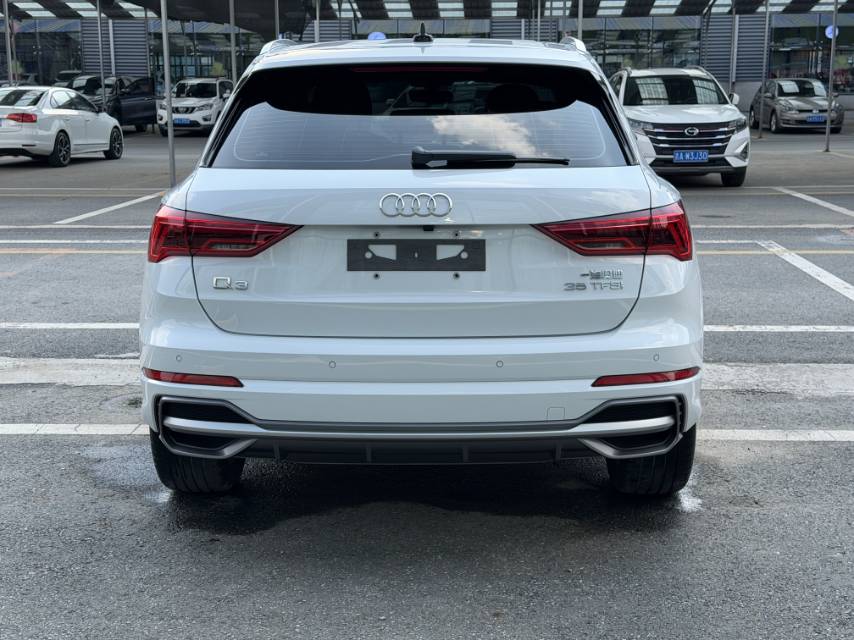 Audi Q3 2023 car image #5