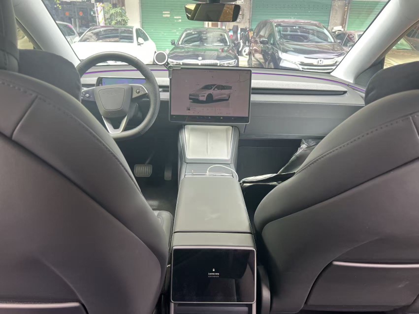 Tesla Model Y 2025 #4 Tesla Model Y 2025 car image #4