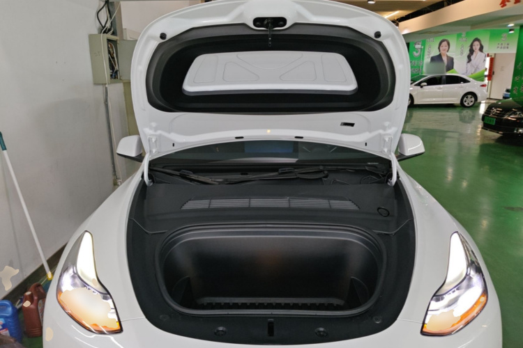 Tesla Model Y 2024 car image #20