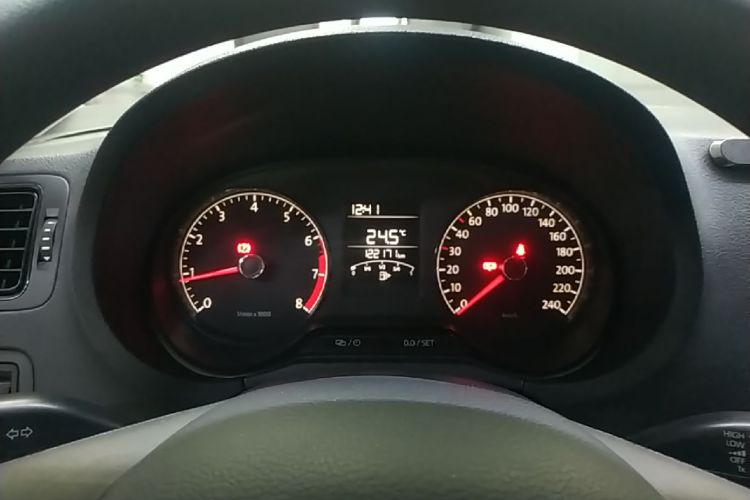 Volkswagen Polo 2015 car image #12