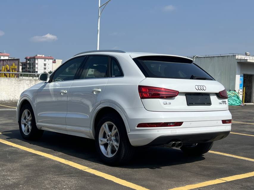 Audi Q3 2019 car image #10