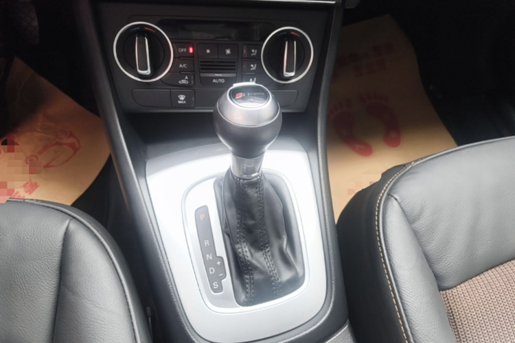Audi Q3 2018 car image #14
