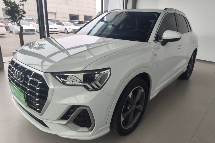 Audi Q3 2021 car image #2