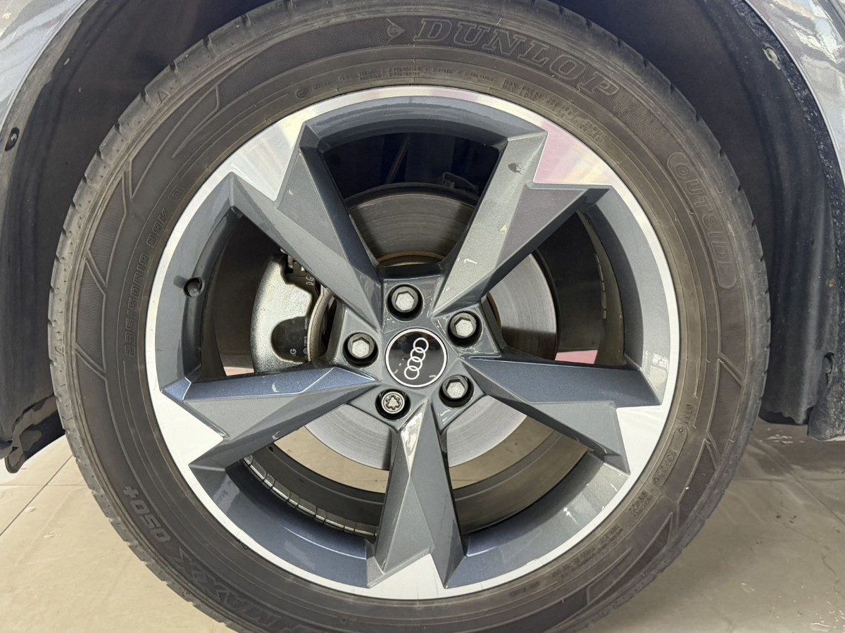Audi Q3 2023 car image #4