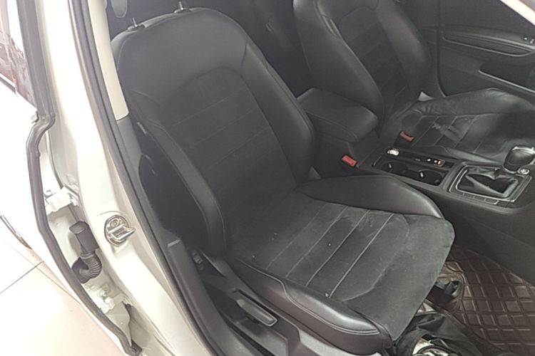 Volkswagen Golf 2020 car image #24