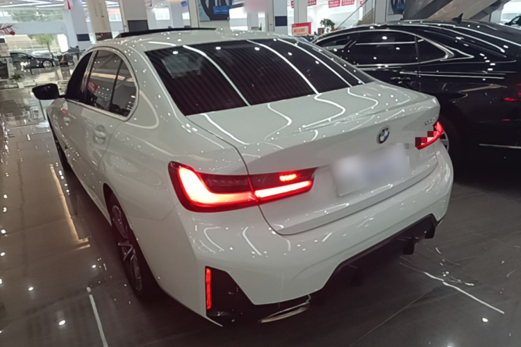 BMW 3 Series 2023 #7 BMW 3 Series 2023 صورة سيارة #7