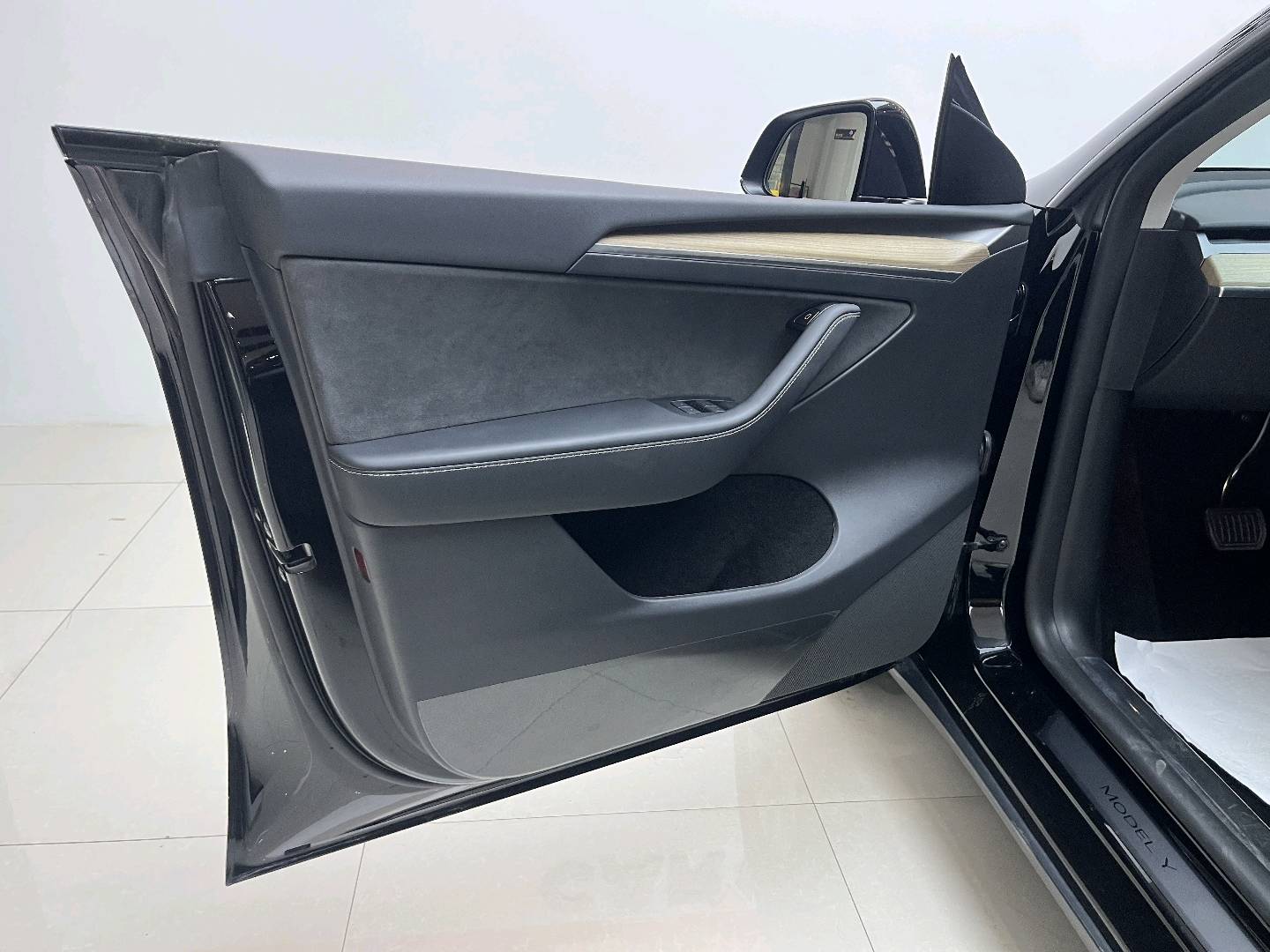 Tesla Model Y 2023 #5 Tesla Model Y 2023 car image #5