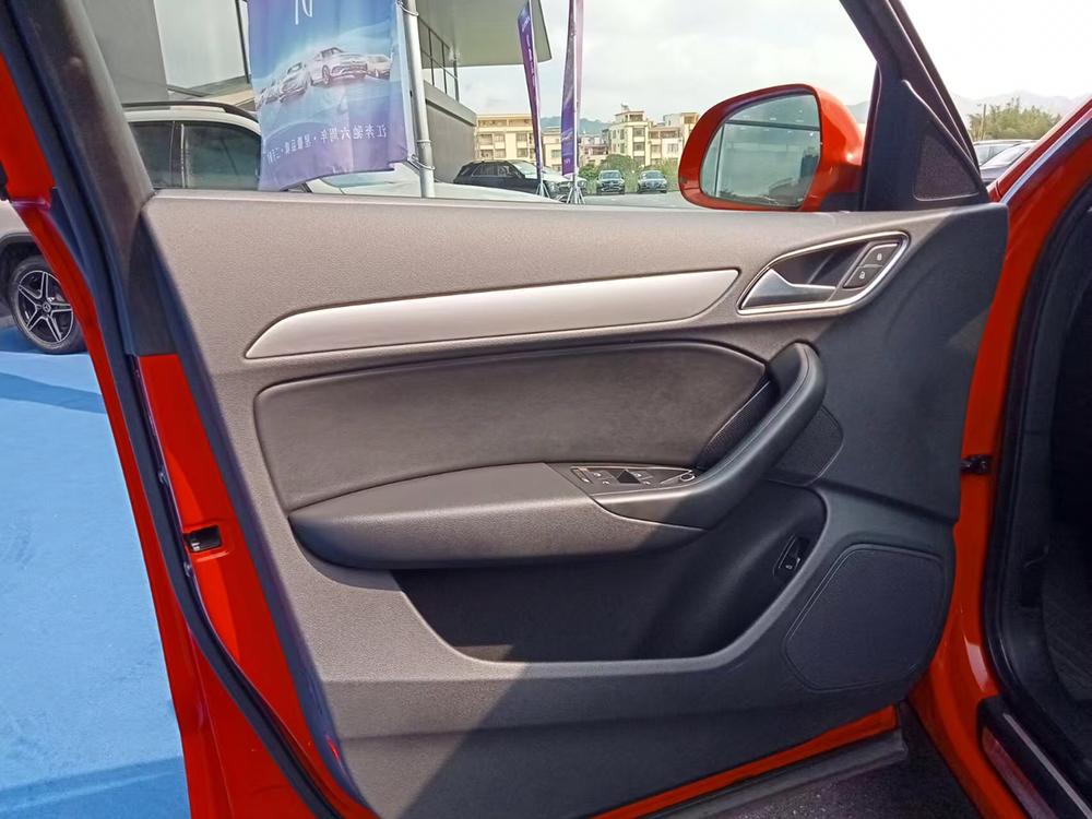 Audi Q3 2016 car image #13