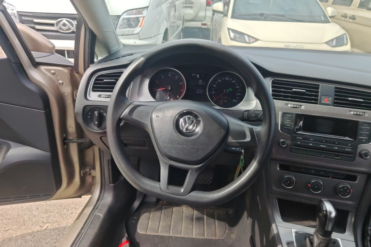 Volkswagen Golf 2017 car image #11